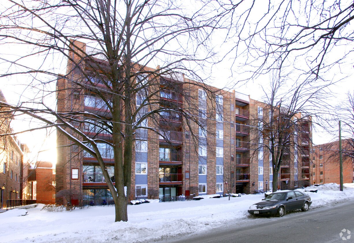 Foto del edificio - 825 Pearson St