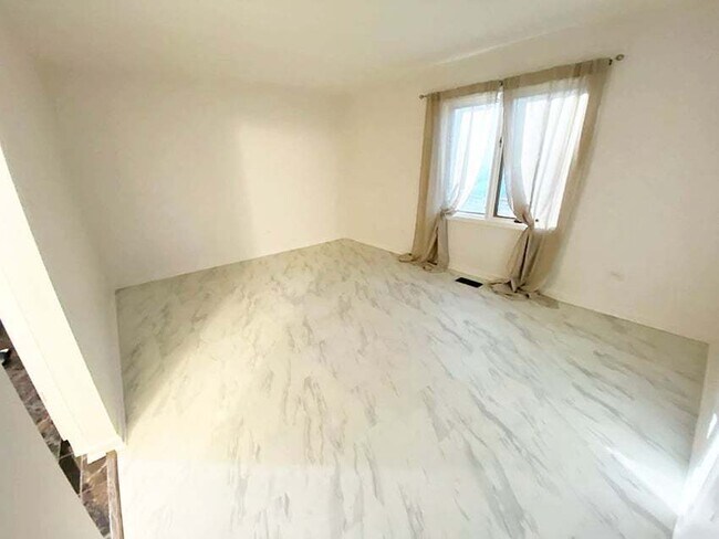 Foto del edificio - 10840 Kilpatrick Ave