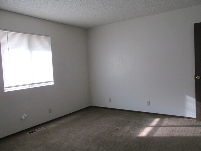 Building Photo - $1,400 PER MONTH - THREE BEDROOM TWO BATH HOME - LEAVITT LAKE