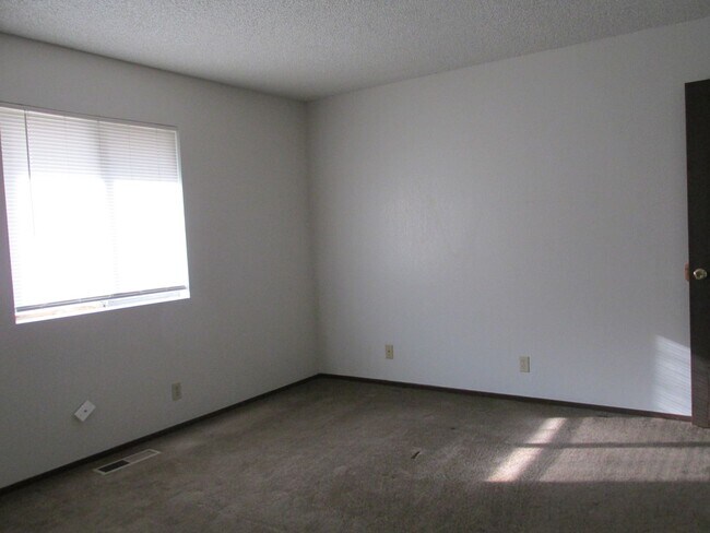 Foto del edificio - $1,400 PER MONTH - THREE BEDROOM TWO BATH HOME - LEAVITT LAKE