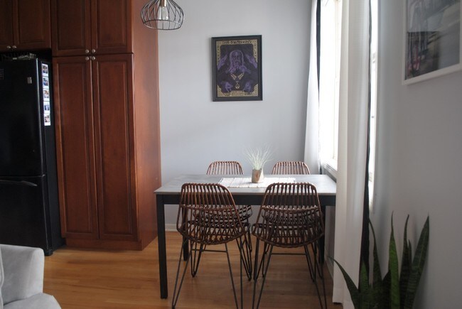 Foto del edificio - 1357 N Artesian Ave