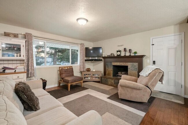 Building Photo - Beautiful 4 Bedroom Home in Sandy!