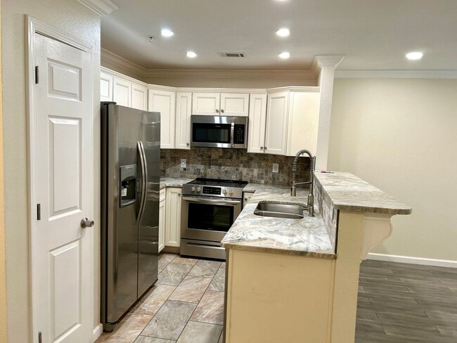 Building Photo - Enjoy this beautifully updated 3 Bed/2.5 Bath Townhome  **Military Discount Available**50% OFF 1s...