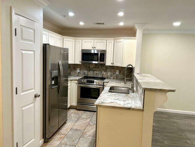 Foto del edificio - Enjoy this beautifully updated 3 Bed/2.5 Bath Townhome  **Military Discount Available**50% OFF 1s...