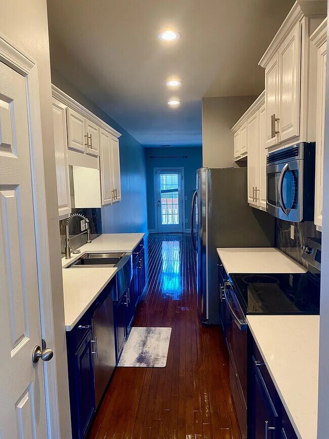 Foto del edificio - Room in Townhome on Bayrose Cir