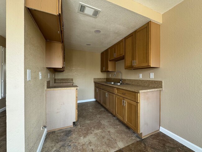 Building Photo - Two Bedroom One Bathroom Apartment in San Bernardino