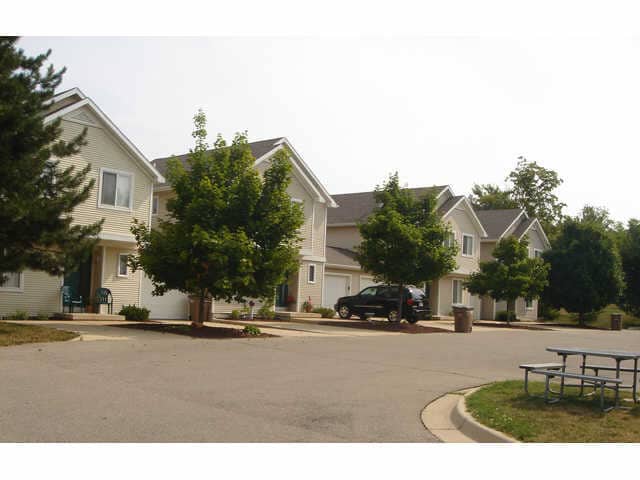 Court Yard - White Pines Apartments (White Pines Apts LLC)