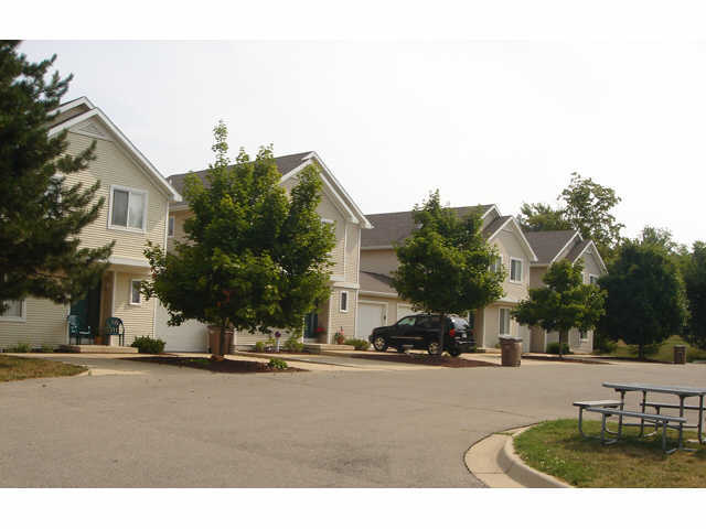 Patio - White Pines Apartments (White Pines Apts LLC)