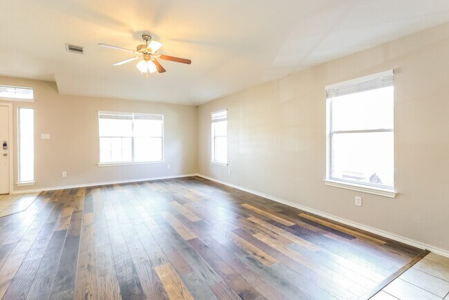 Building Photo - 610 Point Meadow