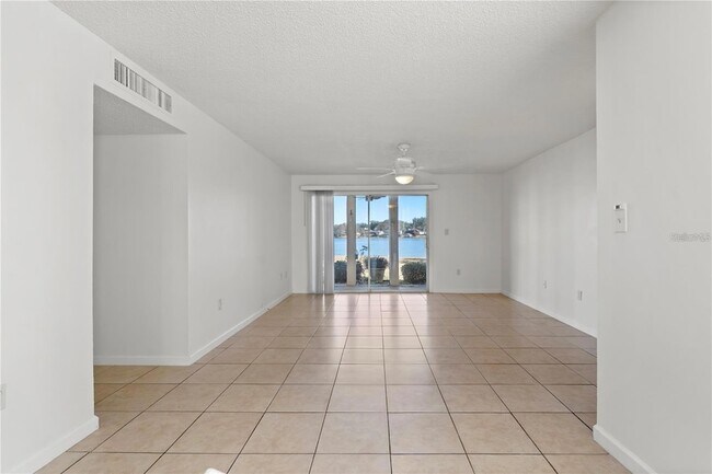 Building Photo - 530 Orange Dr