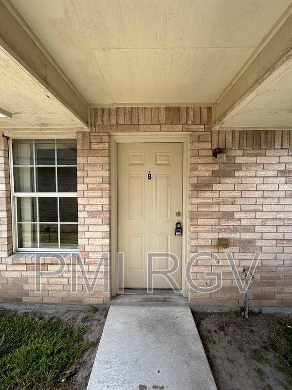 Building Photo - 901 E Daffodil Ave