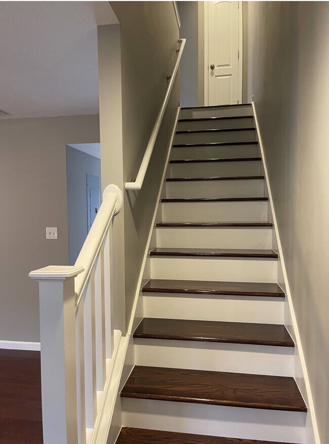 Escaleras de madera maciza de roble recién instaladas - 2786 E Bressingham Way