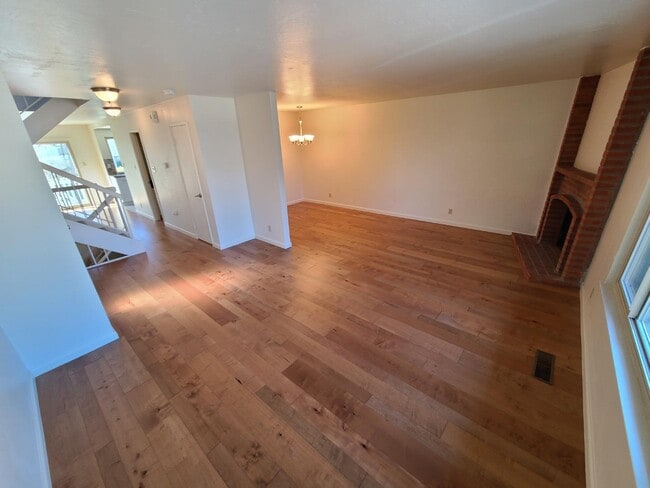 Building Photo - 30 Goldenridge Ct