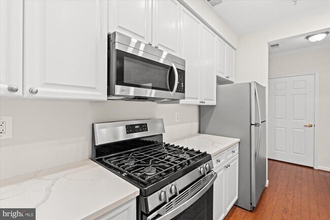 Foto del edificio - 5120 Donovan Dr