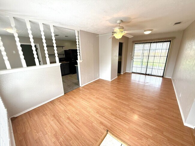 Foto del edificio - **APPLICATION RECEIVED** AVAILABLE NOW! 3 ...