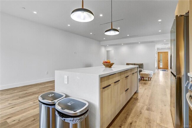 Foto del edificio - 6900 Corbin Ave