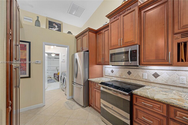Building Photo - 2450 SW Dalpina Rd