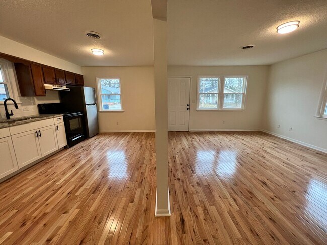 Building Photo - Newly renovated 3bed/1bath for rent!