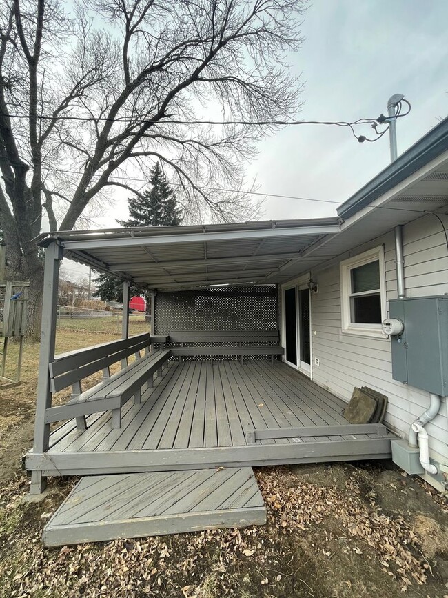 Foto del edificio - Newly updated! 3 bedroom, 2 bath home located near Skyview Lake! More updated photos to come!