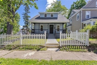 Building Photo - 203 Maple St