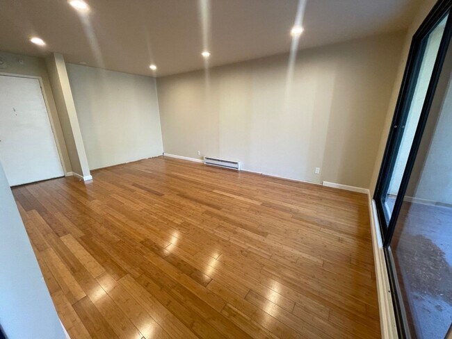 Foto del edificio - Spacious Updated Two Bedroom Condo in Wate...