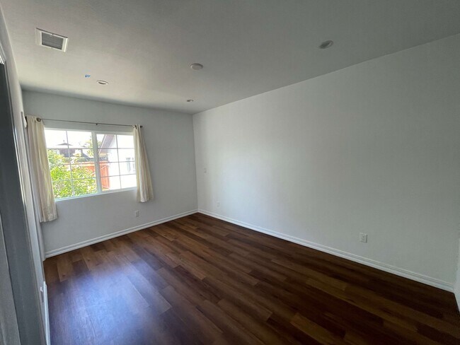 Building Photo - 1811 Blueberry Way