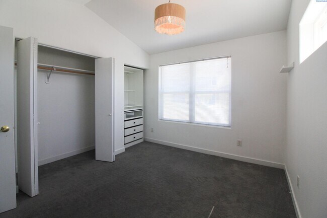 Foto del edificio - 2 bed, 2 bath townhome in Pasco