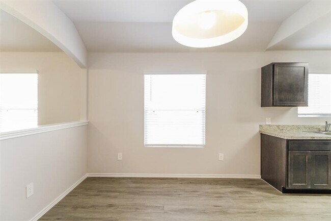 Building Photo - 2134 Middle Rdg Dr