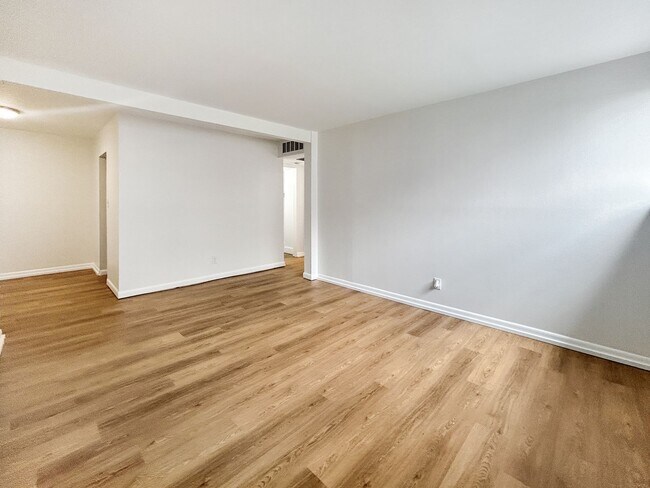 Foto del edificio - $0 DEPOSIT OPTION!!! CHARMING GARDEN-LEVEL...