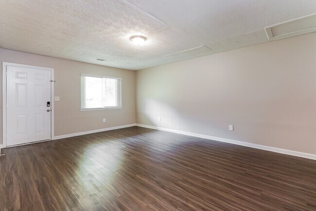 Building Photo - 8373 Warren Dr
