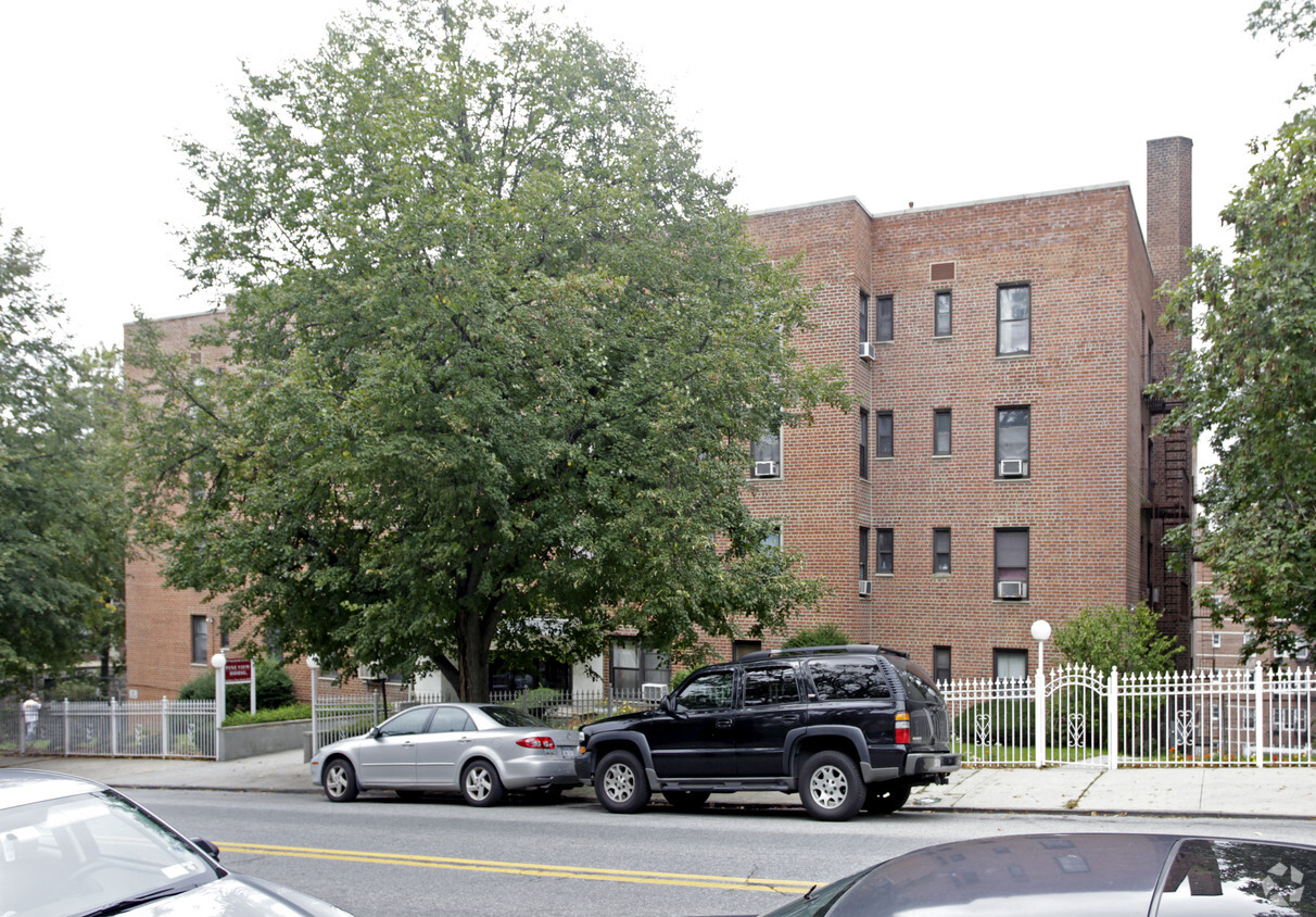 Building Photo - Pine View House