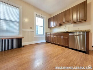 Building Photo - 110 Howland St