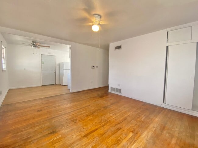 Building Photo - 3 bed 1 bath now available