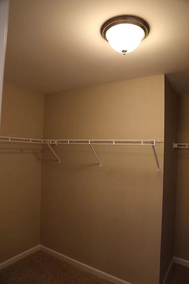 Building Photo - Room in 5 Bedroom Home at Poplar St