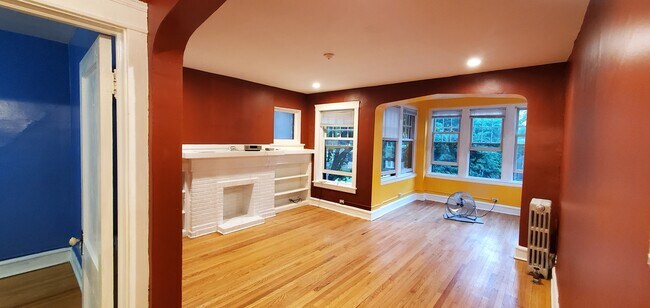 Sala de estar y solárium - 6442 N Glenwood Ave