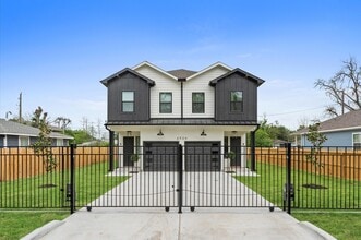 Building Photo - 6904 Covington Dr