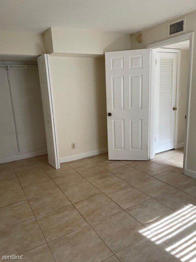 Building Photo - 2 br, 1 bath Condo - 2607 NE 8th Ave Apt 49