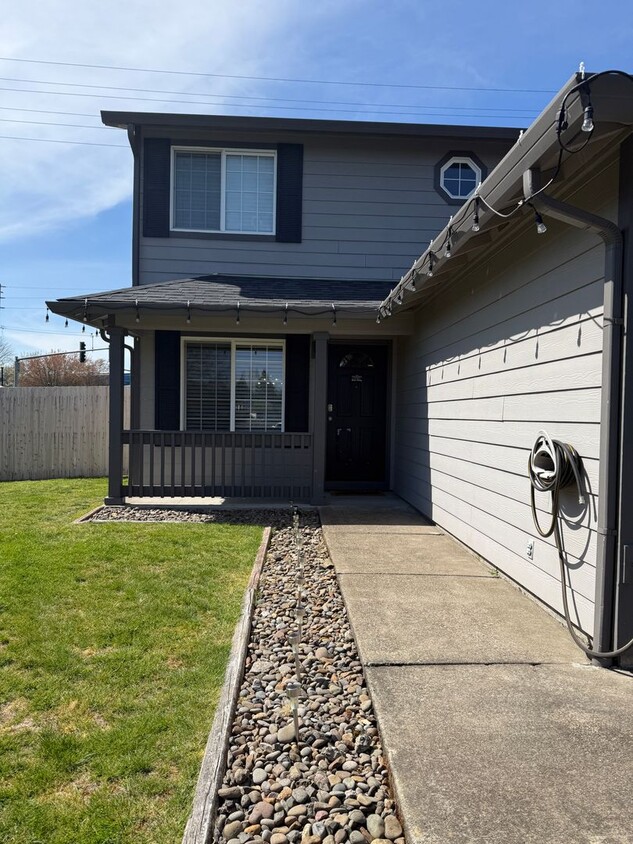 Spacious 4-bdrm/2.5-bath Hillsboro home. Fenced yard w/ covered deck, 2-car garage, great location - Spacious 4-bdrm/2.5-bath Hillsboro home. Fenced yard w/ covered deck, 2-car garage, great location