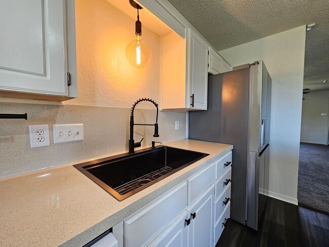 Building Photo - HUD / SECTION 8 ACCEPTED - RENT SPECIAL - AVAILABLE NOW!