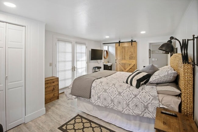 Building Photo - Garfield House: Fully Furnished House, Large private lot across from Golf Course $300 Utility Fee