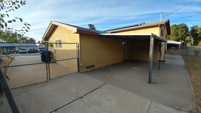 Foto del edificio - Welcome Home !! 4 Bedroom 3 Bath Available...
