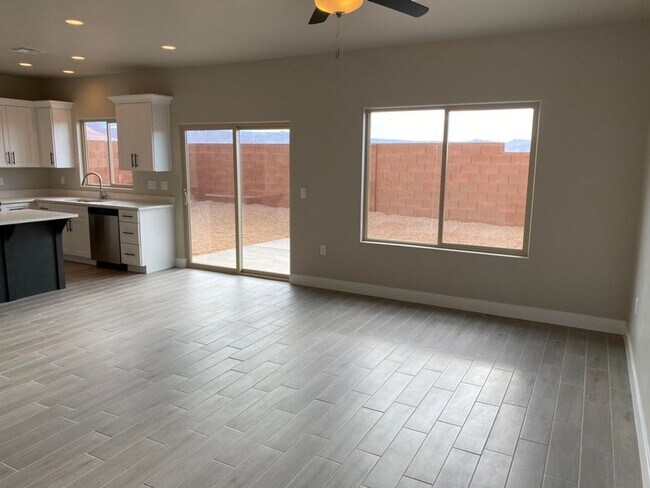 Foto del edificio - Beautifully Designed 3 Bedroom Townhome Ne...