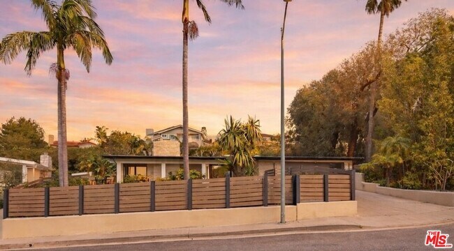 Foto del edificio - 1341 Charmel Pl