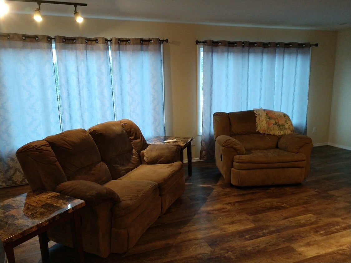 1840 5th St Unit 1 bedroom luxury apartment, Astoria, OR 97103 Condo for Rent in Astoria, OR