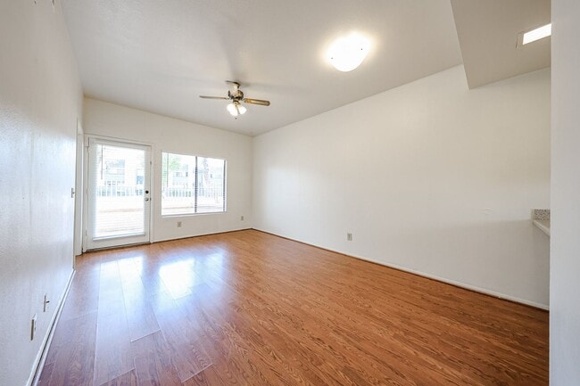 Building Photo - Centrally located and affordable in Woodlake Condominiums