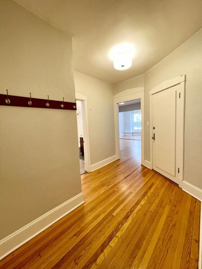 Building Photo - 1 bedroom in Evanston IL 60202