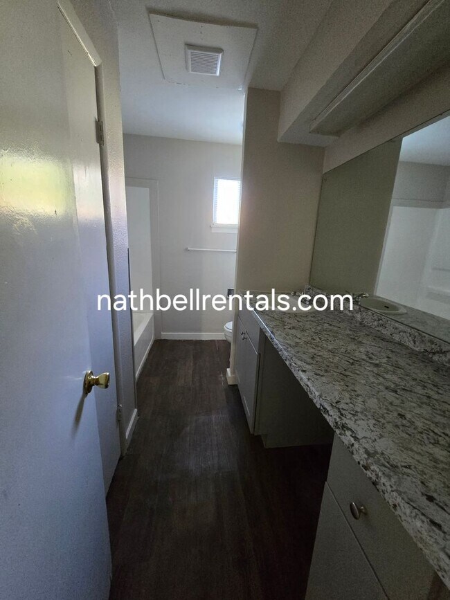 Foto del edificio - Single-Family Home: 4 bed, 2 bath