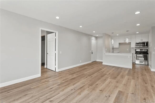 Building Photo - Recently remodeled a One bedroom penthouse