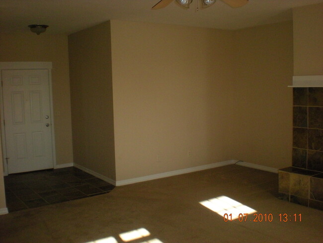 Building Photo - Beautiful 3 Bedroom 2 Bathroom House with ...