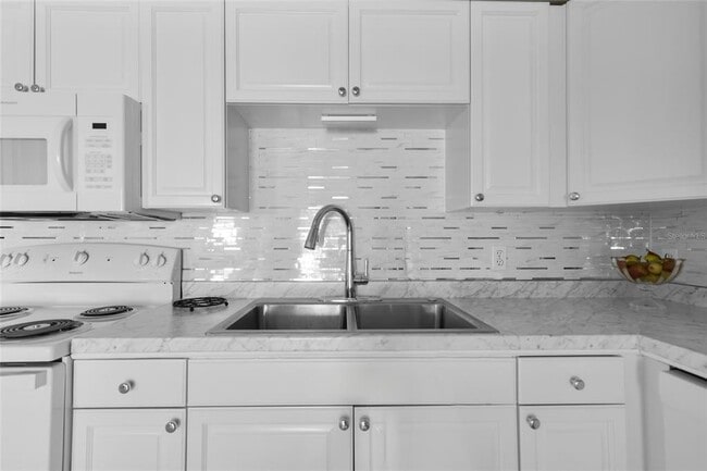 Building Photo - 588 Fairways Ln